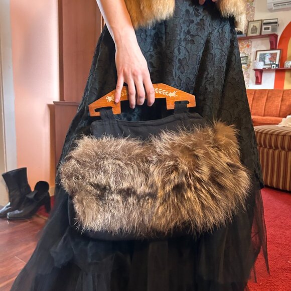 1930s OLD MONEY Silver Fox fur silk lined hand bag with hand painted wood handle - Picture 6 of 14